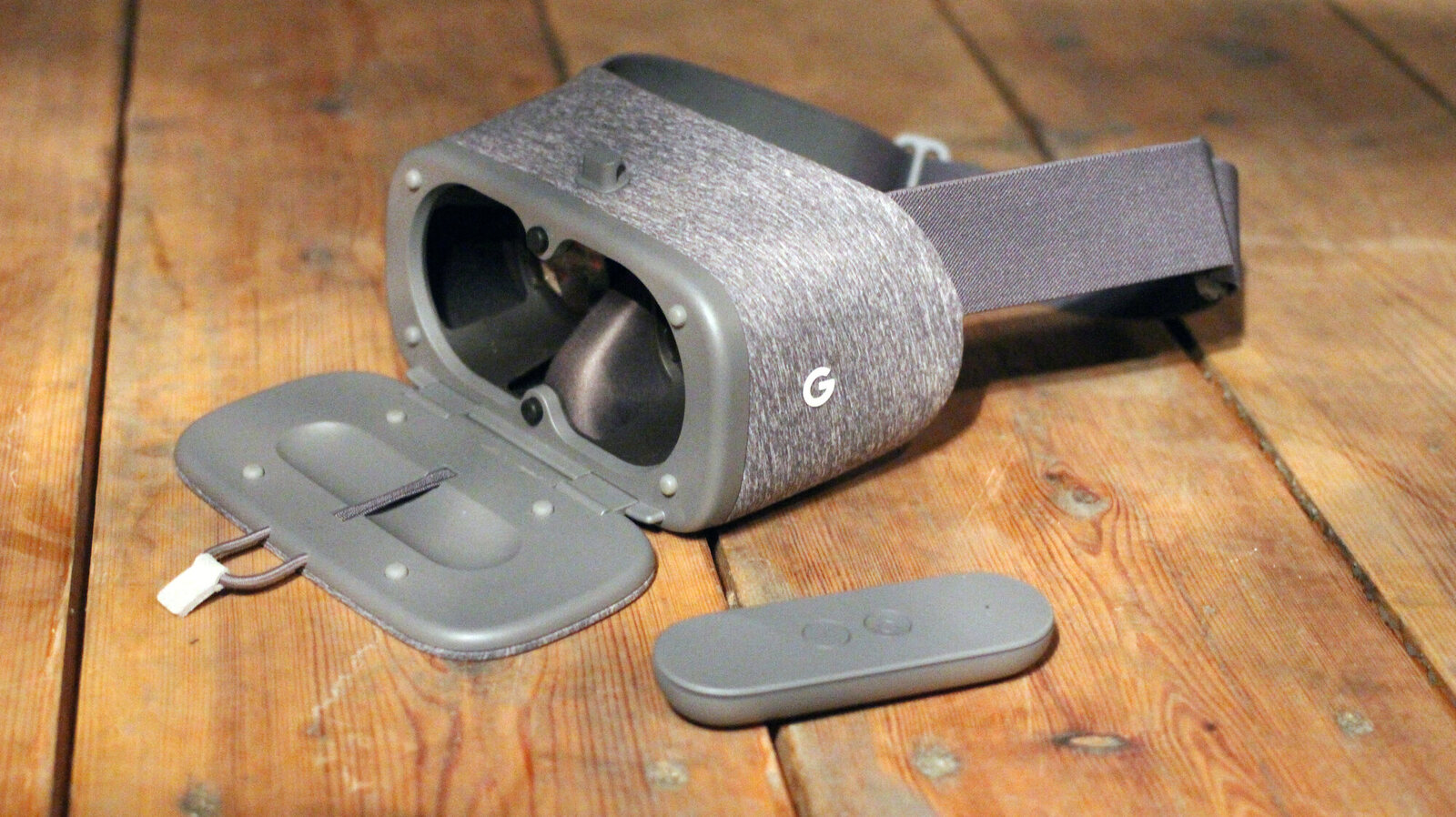 The first Daydream View at its unveiling on 4 October 2016, in slate fabric with the remote.