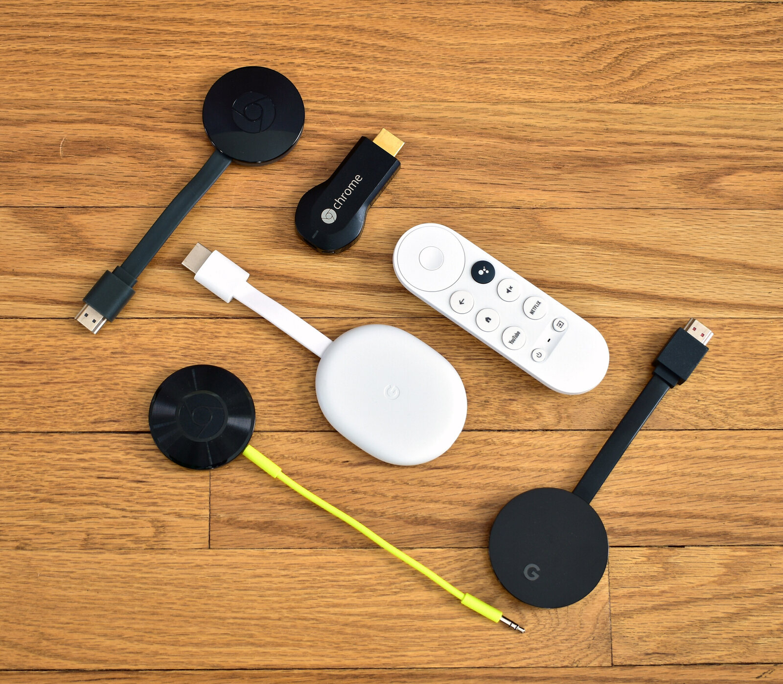 Five generations side by side in 2020: the stick, the pucks, the Ultra and the Chromecast with Google TV and its remote.